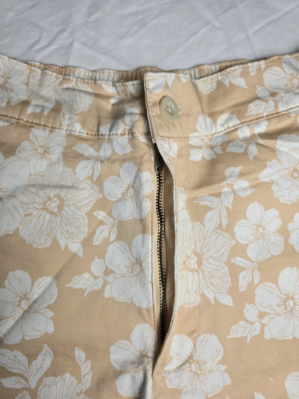 JACHS Girlfriend Floral Peach Women's Chino Shorts